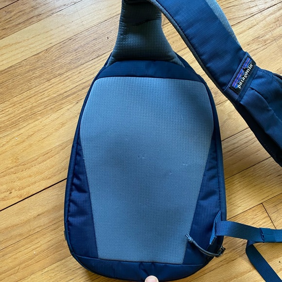 SOLD Patagonia Atom Sling Crossbody Bag 8L - Picture 5 of 5